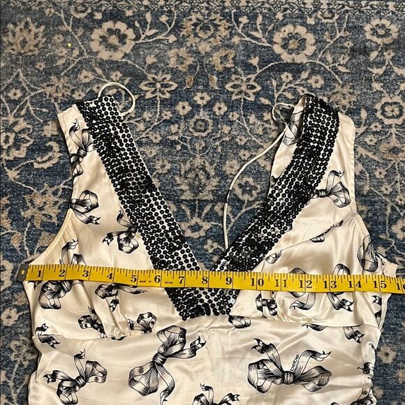 Bebe Y2K Silk Blend White Black Sequin Bow Design V-Neck Top Feminine Coquette - Picture 9 of 12